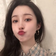 濃妝淡抹總相宜的女孩子，看起來很乾淨，清純