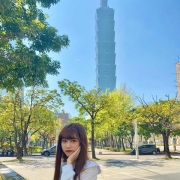 泫雅 是一個在貧寒家庭長大的19歲大學生