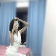 高挑骨感瘦的貧乳女生